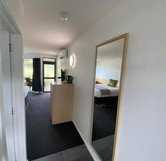 デラックススタジオ, The Sands Hotel Hokianga
