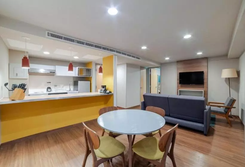 キングサイズベッドのスイートルーム, City Express Suites By Marriott Ciudad De México Anzures