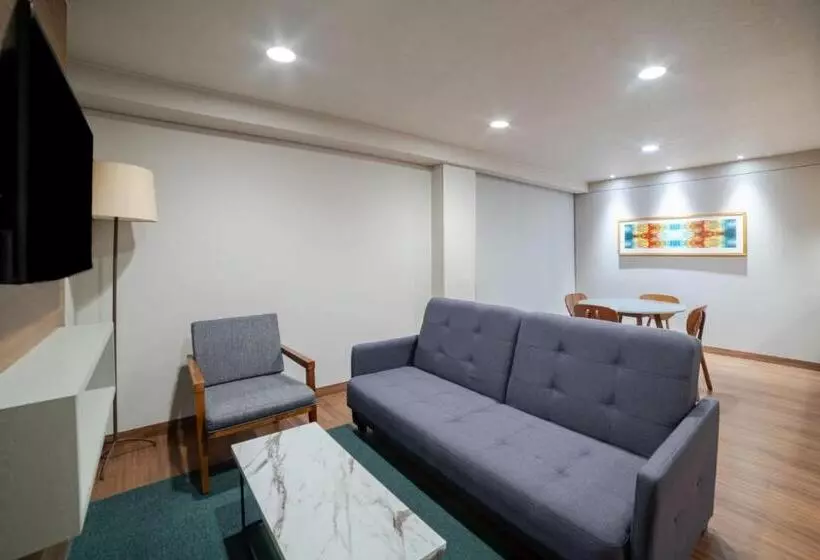 キングサイズベッドのスイートルーム, City Express Suites By Marriott Ciudad De México Anzures