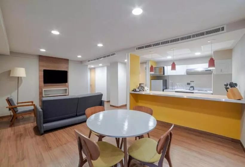 キングサイズベッドのスイートルーム, City Express Suites By Marriott Ciudad De México Anzures