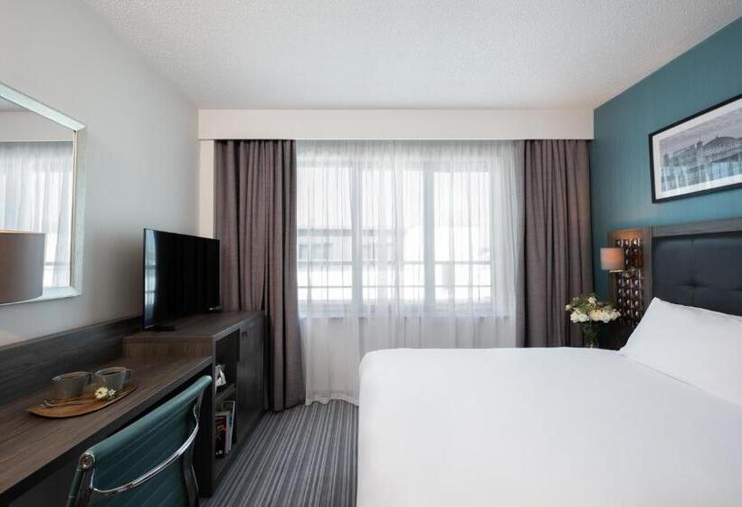 غرفة قياسية, Leonardo Brighton