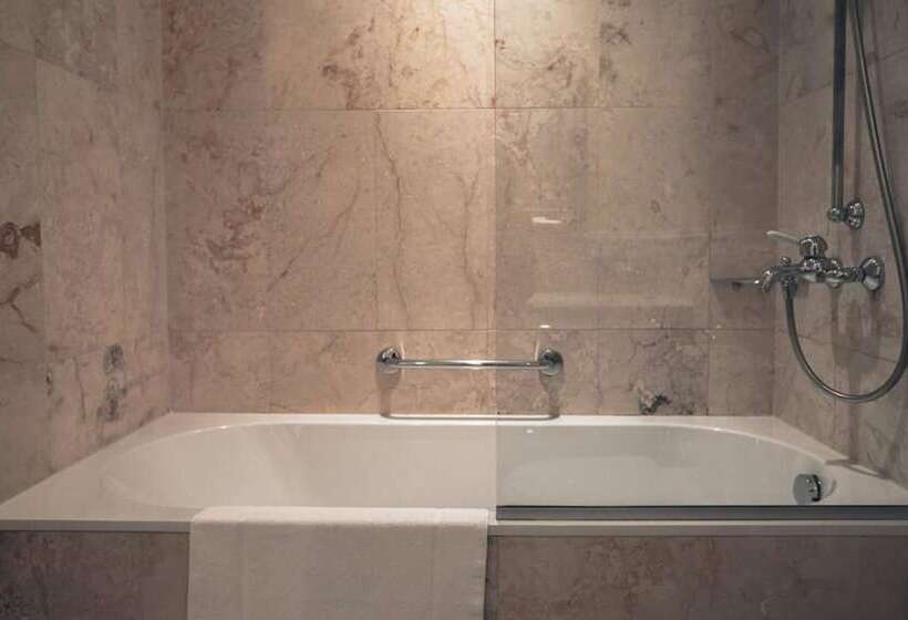 اتاق لوکس, Leopolis