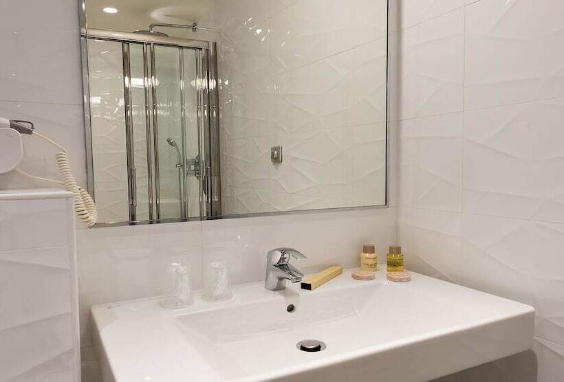 اتاق راحتی, Midnight Hotel Paris