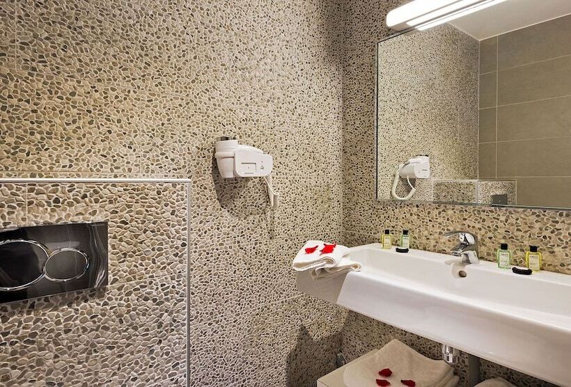 سوییت لوکس, Midnight Hotel Paris