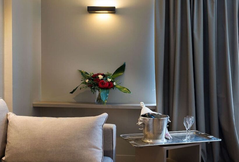 سوییت لوکس, Midnight Hotel Paris