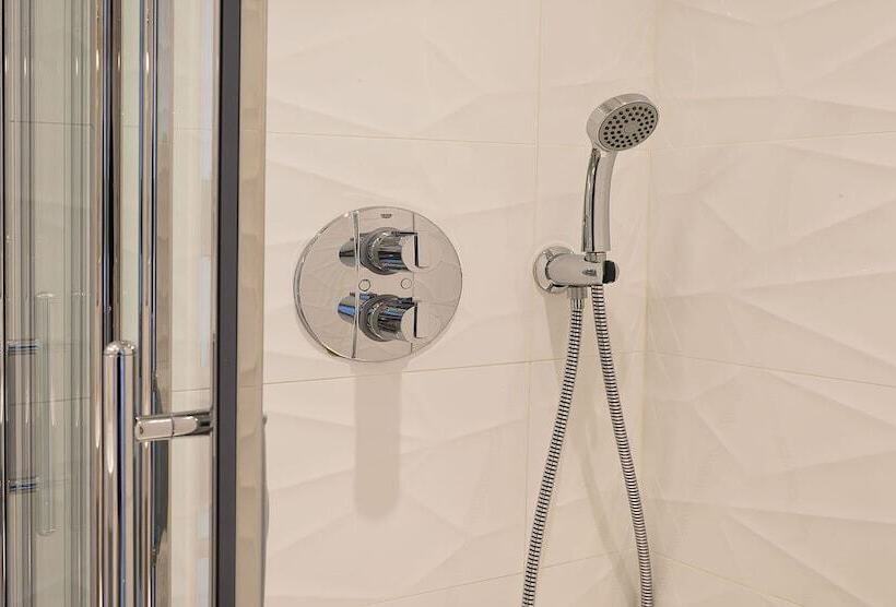 اتاق اجرایی سه نفره, Midnight Hotel Paris