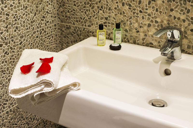 سوییت جونیور, Midnight Hotel Paris