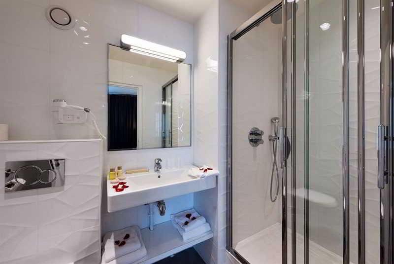 سوییت جونیور, Midnight Hotel Paris