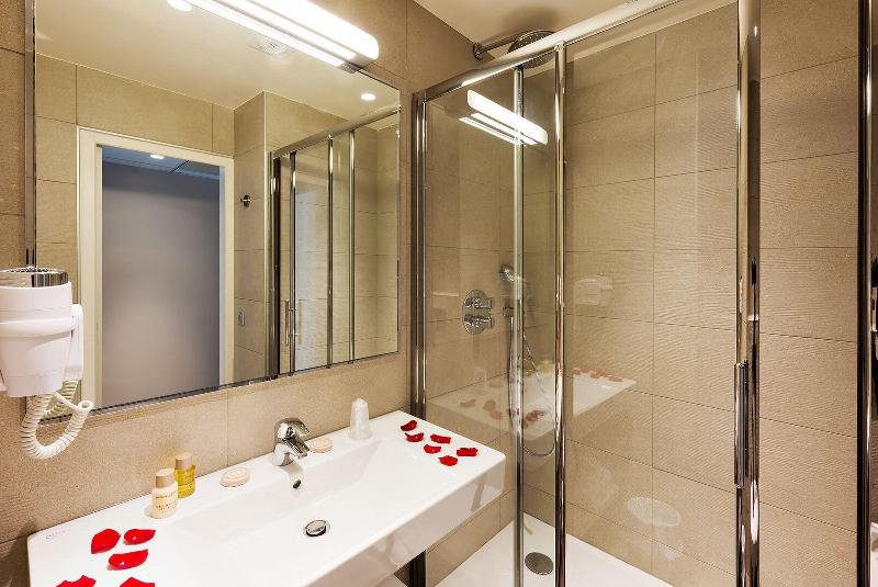 اتاق اجرایی سه نفره, Midnight Hotel Paris