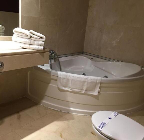 주니어 스위트, Sierra Hidalga