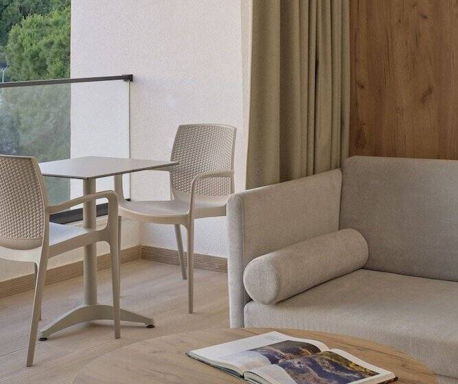 חדר משפחתי, Sol Tropikal Durres