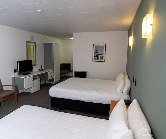 סטודיו סופריור, The Avenue