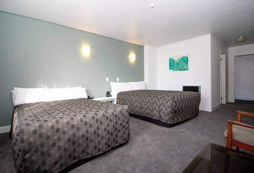 סטודיו סופריור, The Avenue