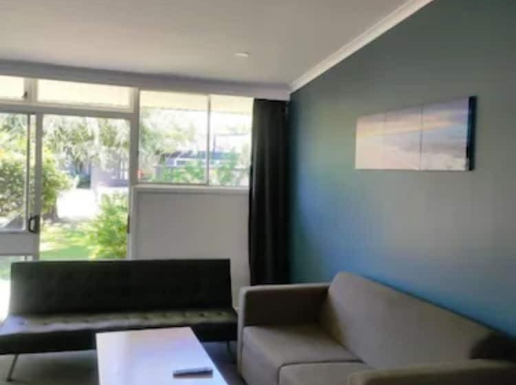 חדר משפחתי, The Avenue