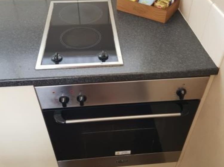 חדר משפחתי, The Avenue