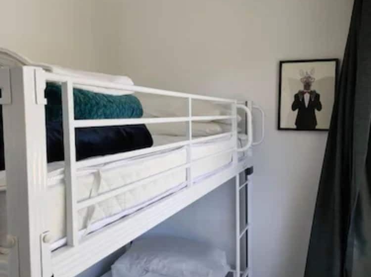 חדר משפחתי, The Avenue