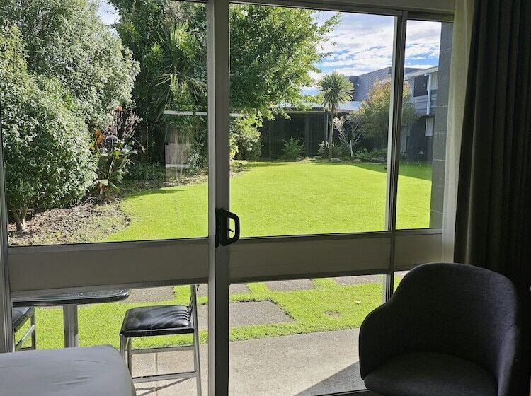 חדר דלוקס, The Avenue