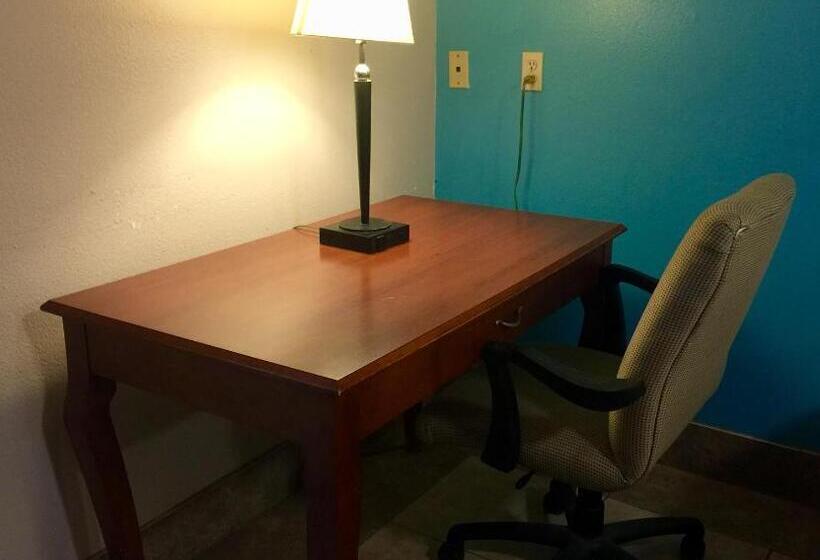 キングサイズベッドのデラックスルーム, Texas Inn And Suites City Center At University Dr