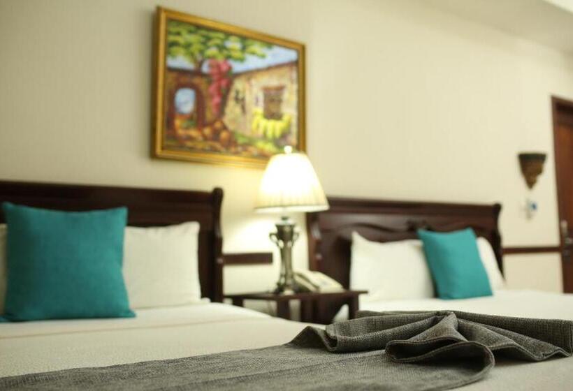 سوییت جونیور, Platino Hotel & Casino