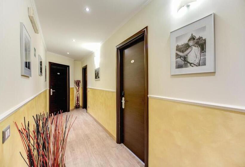 חדר סטנדרט לשלושה, Auditorium Mecenate