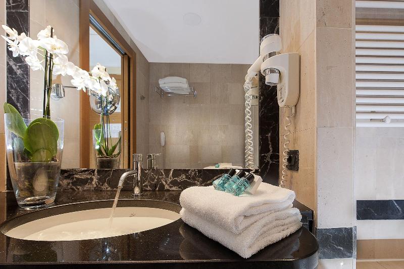 اتاق خانوادگی, Cardinal Hotel St. Peter