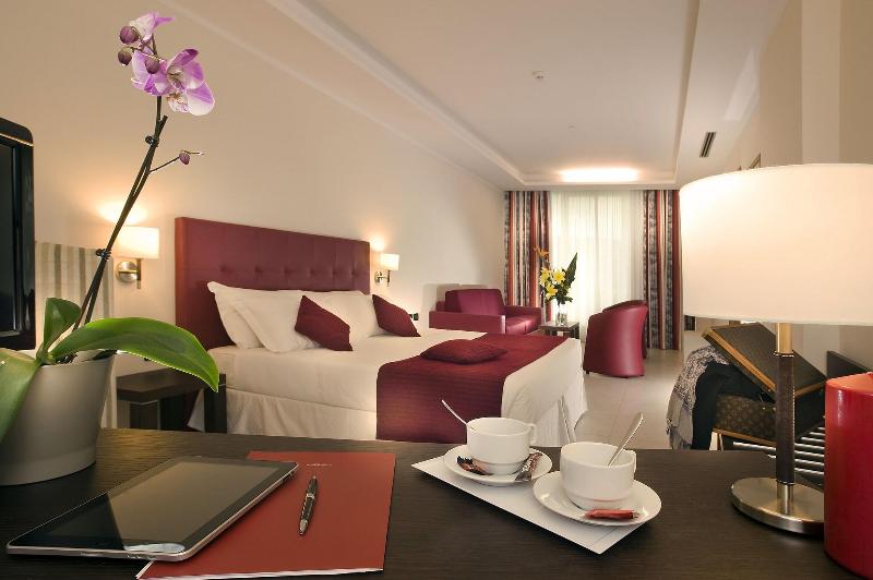 اتاق خانوادگی, Cardinal Hotel St. Peter