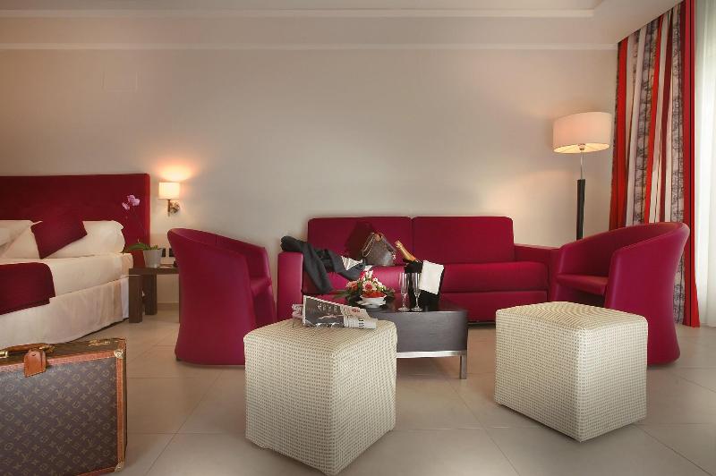 اتاق خانوادگی, Cardinal Hotel St. Peter