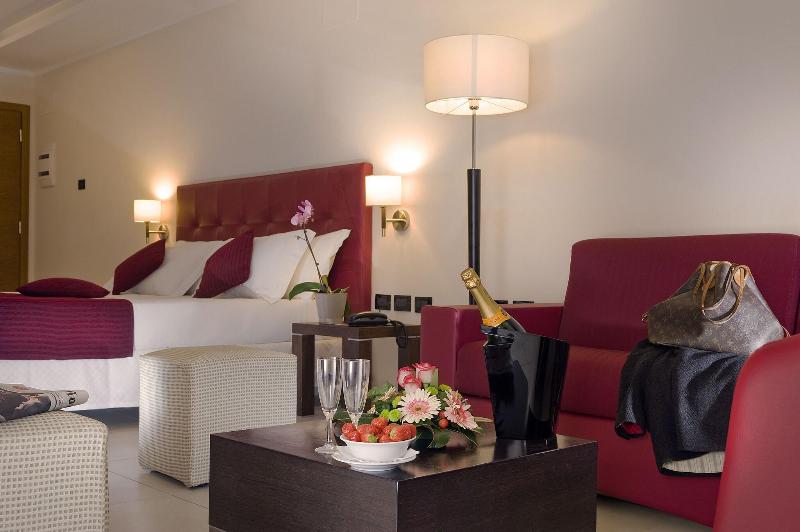 اتاق خانوادگی, Cardinal Hotel St. Peter