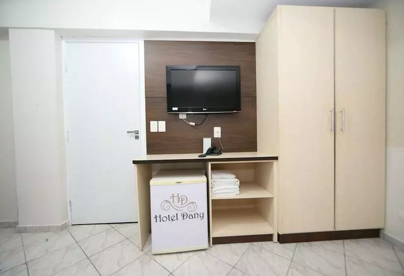 اتاق استاندارد سه نفره, Dany