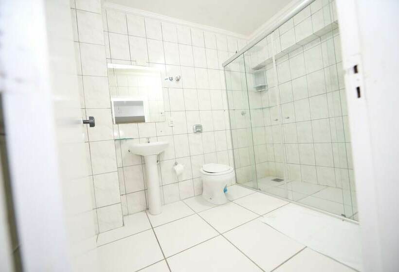 غرفة قياسية ثلاثية, Dany