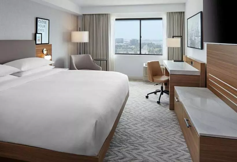 キングサイズベッドのスタンダードルーム, Delta Hotels By Marriott Toronto Markham