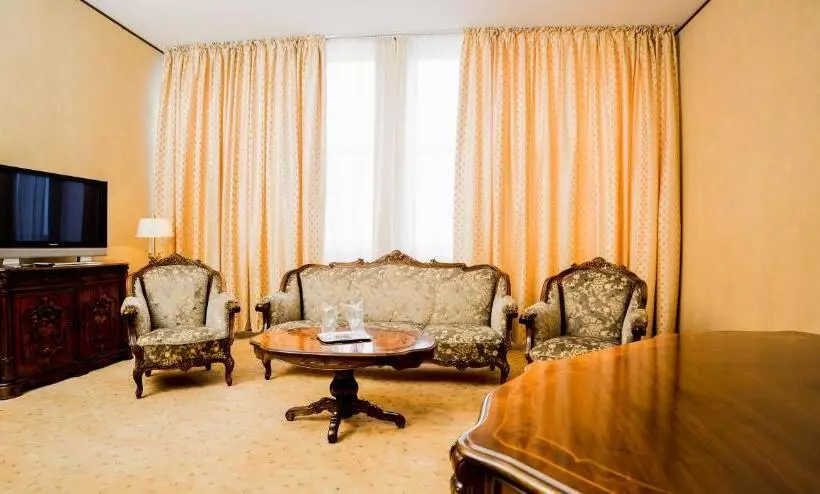سوئیت رویال, Imperial Inn