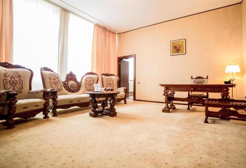 جناح, Imperial Inn