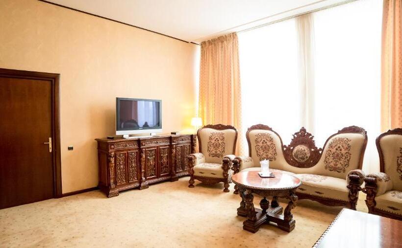 جناح, Imperial Inn