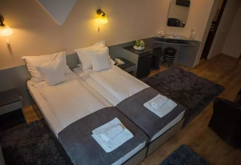 Standard-huone, Marami