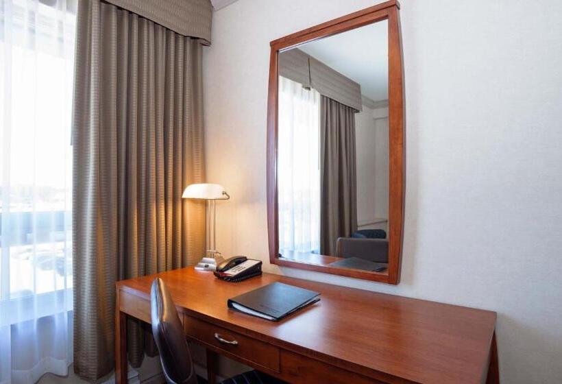 キングサイズベッドのスイートルーム, Sandman Hotel & Suites Winnipeg Airport