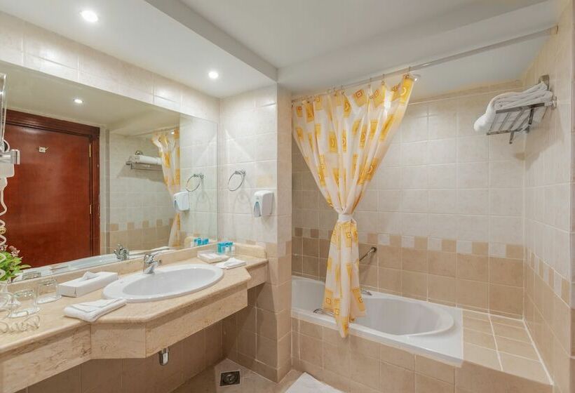 اتاق اساندارد با چشم‌انداز جانبی به دریا, Malikia Resort Abu Dabbab