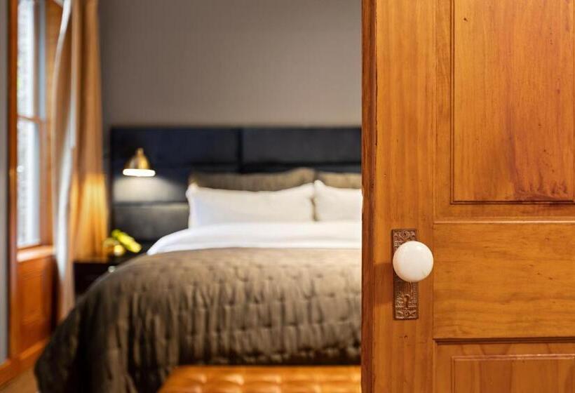 小型豪华套房, The Historic Blue Moon Hotel NYC