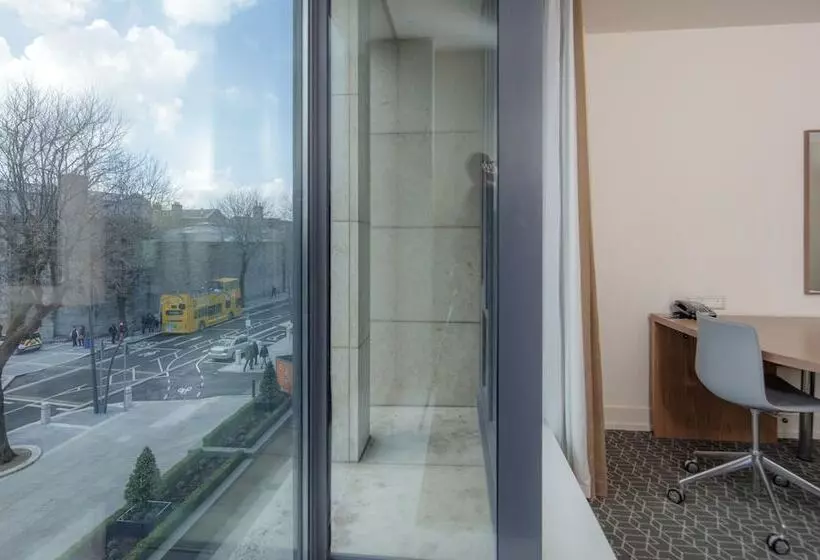 اتاق خانوادگی, Hilton Dublin Kilmainham