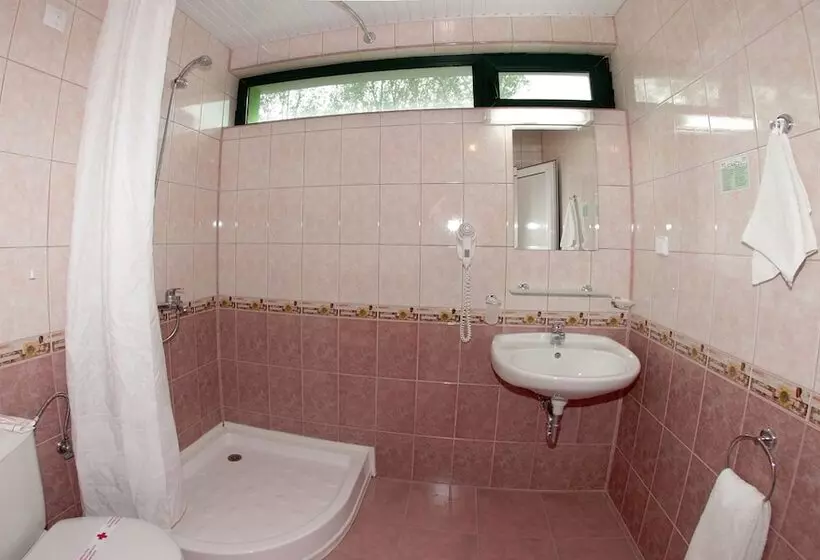 اتاق استاندارد سه نفره, L&B