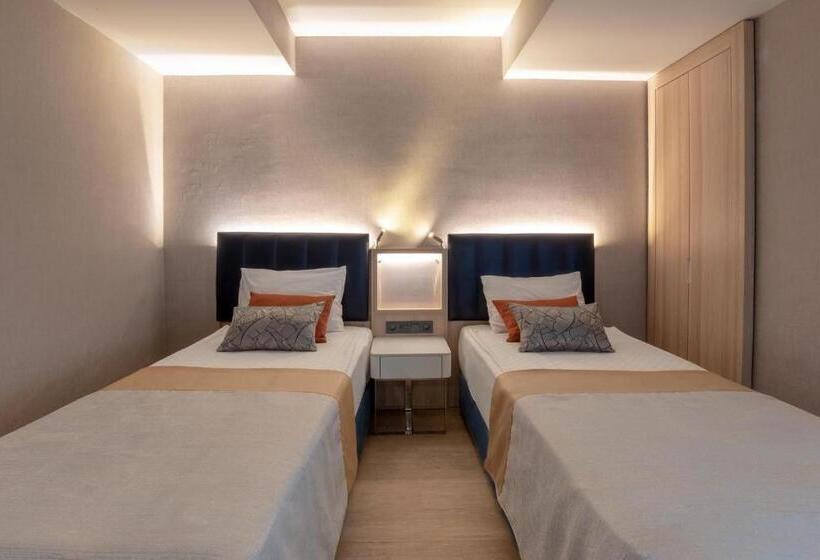 اتاق خانوادگی, Lago