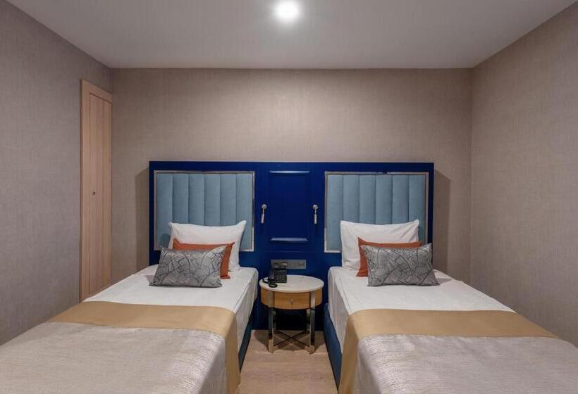 اتاق خانوادگی با چشم‌انداز باغ, Lago