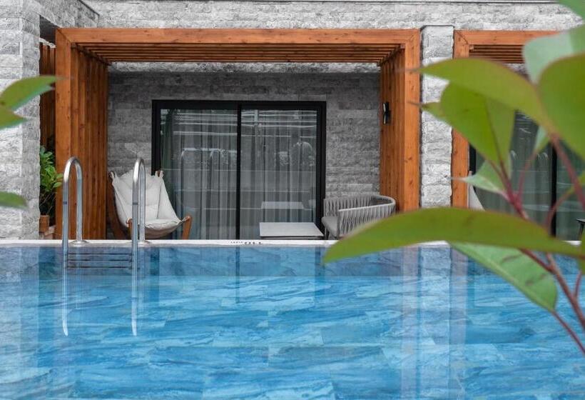 اتاق خانوادگی با چشم‌انداز باغ, Lago