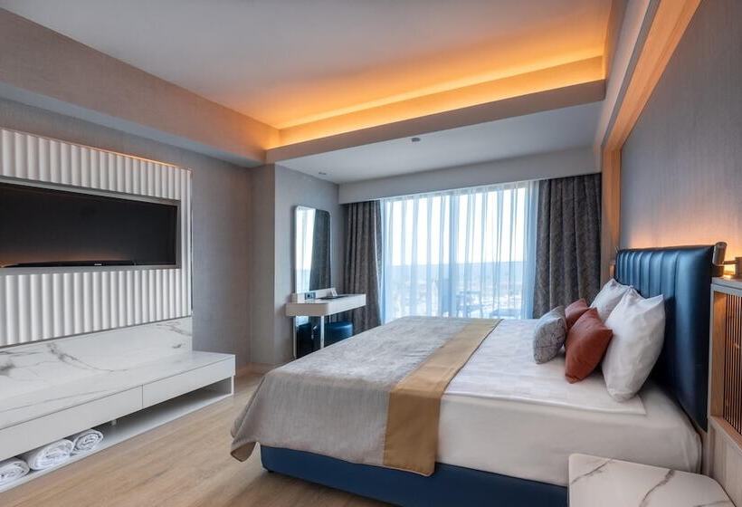 اتاق خانوادگی با چشم‌انداز باغ, Lago