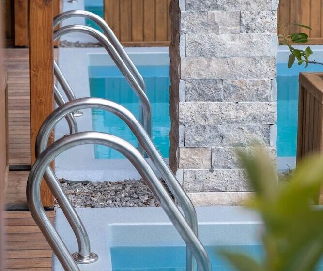 اتاق خانوادگی با چشم‌انداز باغ, Lago