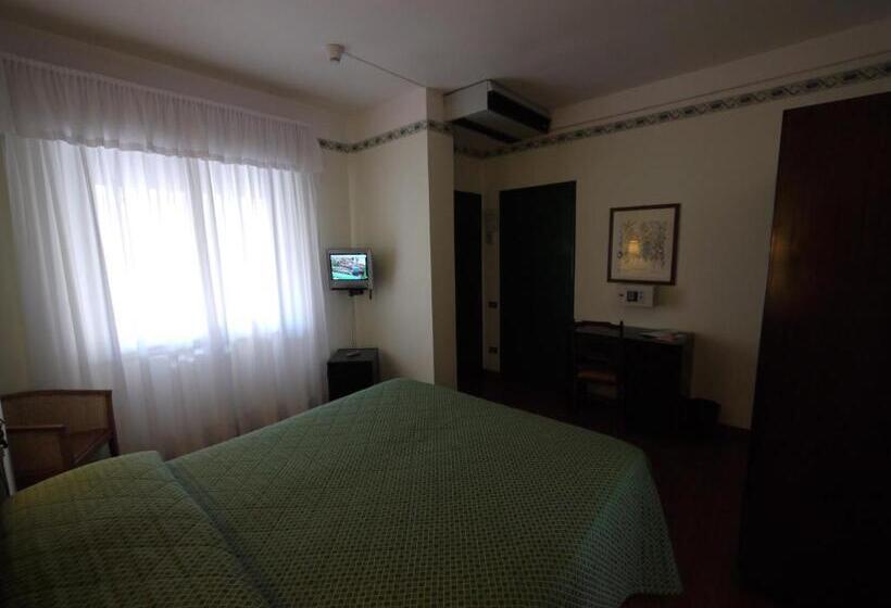 标准间, Piccadilly