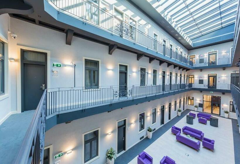 غرفة سوبيريور, President