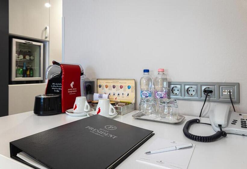 غرفة قياسية, President