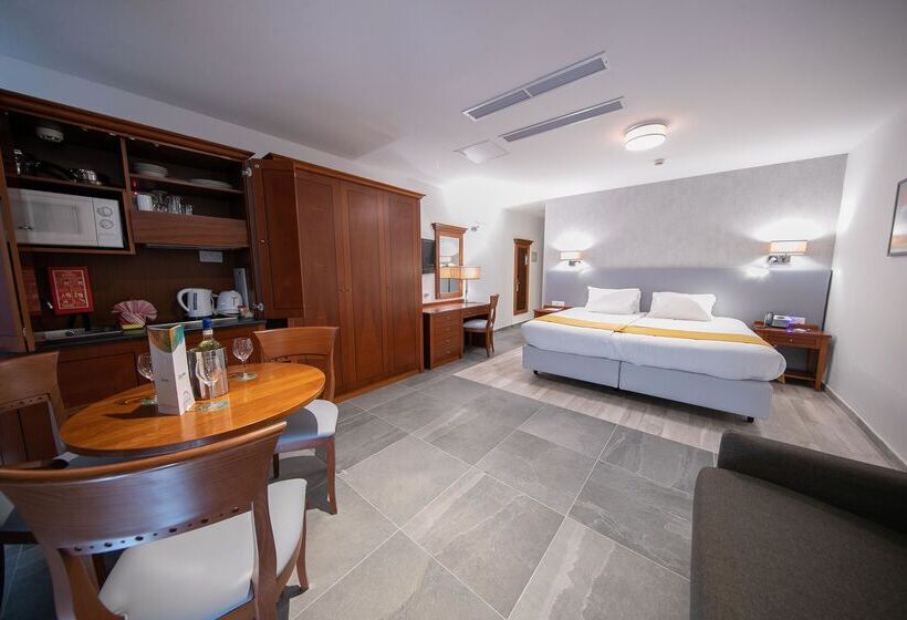 استودیوی استاندارد, Solana Hotel & Spa