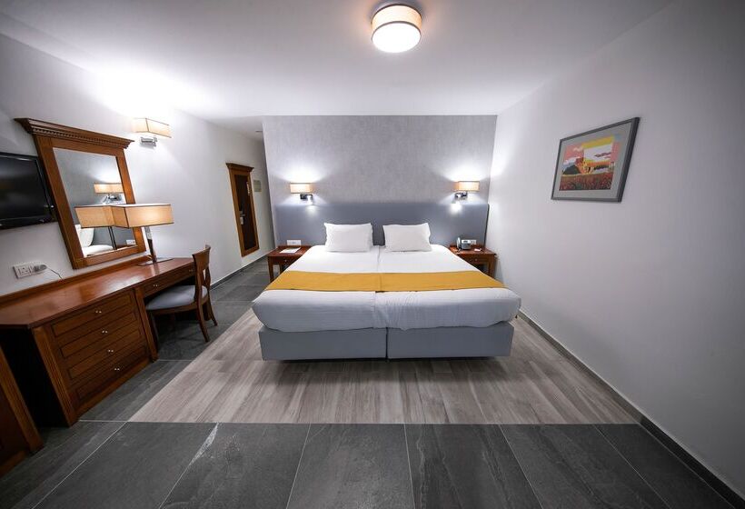 استودیوی استاندارد, Solana Hotel & Spa